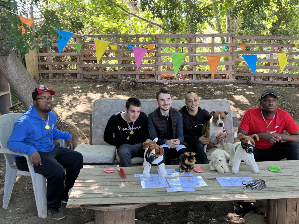 Formation d’intervenant au PECCRAM
Programme d’Education à la Connaissance du Chien et au Risque d’Accident par Morsure chez FIMAC canin.
Formation permettant d’intervenir auprès d’ un public très jeune afin d'enseigner de manière pédagogique les bons gestes face à un chien.